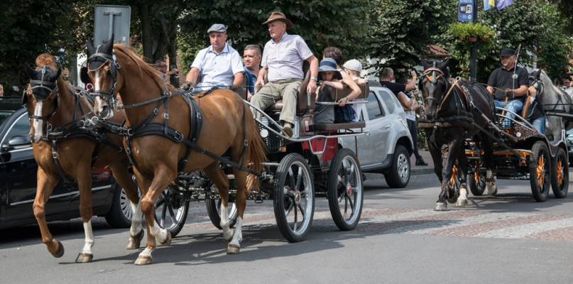 Tradycyjnie zawody rozpoczął przejazd bryczek ulicami Uniejowa.