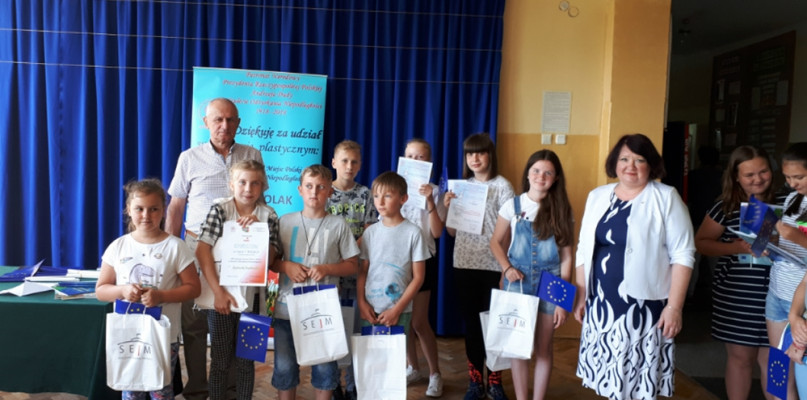 Na zdjęciu wręczenie nagród i wyróżnień laureatom w Szkole Podstawowej w Wilamowie.