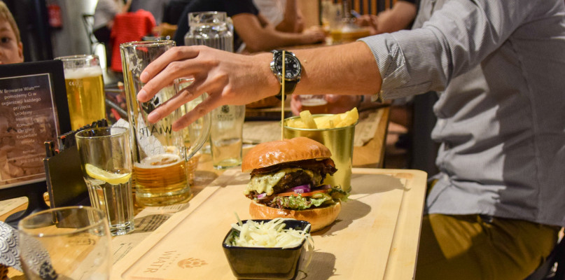 Jednym z hitów Browaru Wiatr jest prawdziwy burger wołowy podawany z surówką colesław oraz frytkami.