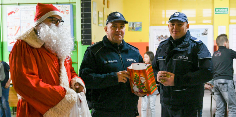 Uczniowie dostawali od policjantow oraz policyjnego mikolaja cukierki i odblaski.
