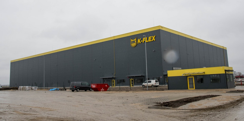 Na zdjęciu nowa hala firmy K-Flex Polska, która powstaje w Wieleninie Kolonii.