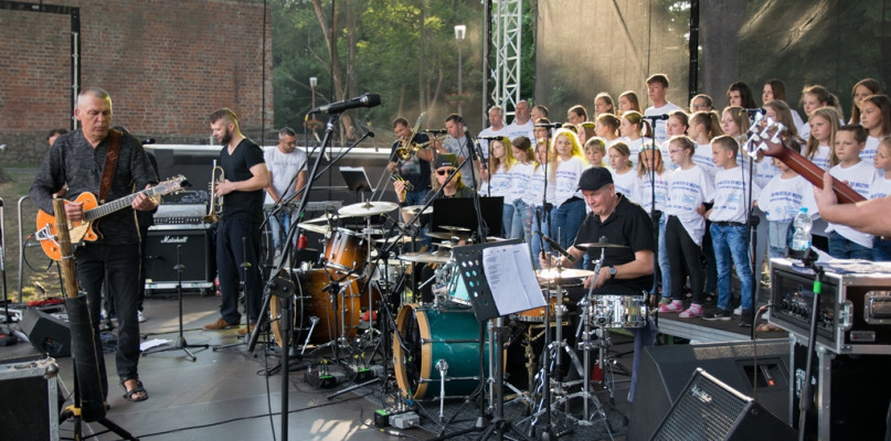 W 2018 roku w ramach budżetu obywatelskiego Uniejowskie Stowarzyszenie Aktywni organizowało w Uniejowie m.in. koncert zespołu RAZ DWA TRZY. 