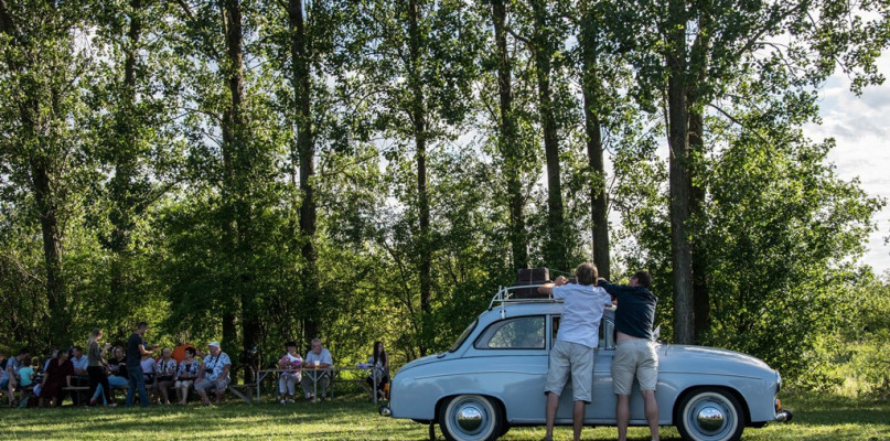 Zdjęcie z XVI Pikniku Sołtysów w Ostrowsku, gdzie jedną z konkurencji była konkurencja na najciekawszy pojazd.