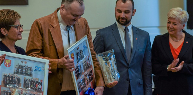 Na zdjęciu od lewej Danuta Pecyna i Andrzej Krajewski - radni powiatowin wszystkich oraz Sebastian Romanowski - przewodniczący rady powiatu i Magłorzata Komajda - starosta poddębicki.