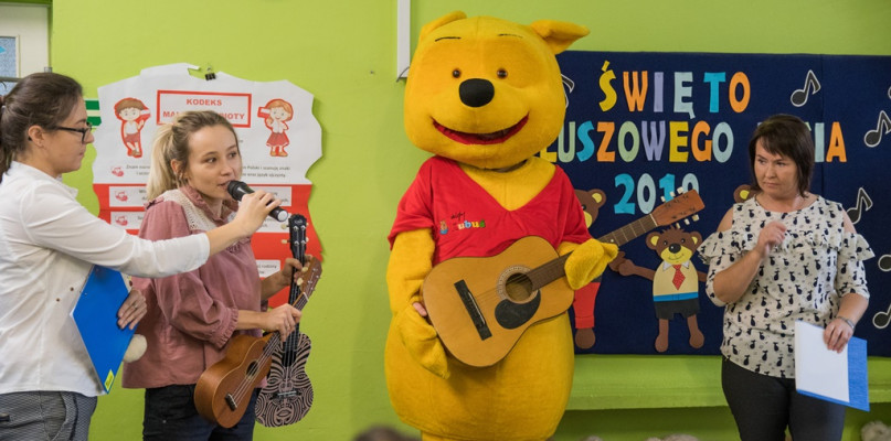 W tym dniu przedszkole odwiedzili Kubuś Puchatek z gitarą oraz Pani Martyna Gierada, która przyniosła ukulele. Dzieci miały okazję porównać te dwa instrumenty oraz posłuchać ich brzmienia. Podczas uroczystości przedszkolaki zapoznane zostały z historią pluszowego misia oraz obejrzały bajkę  ,,Przygody Misia Uszatka''. 