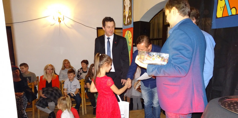 Festiwalowe występy oglądał także Mirosław Madajski - przewodniczący Rady Miejskiej w Uniejowie, wieloletni popularyzator działań artystycznych dzieci i młodzieży w Uniejowie, organizator znakomitych koncertów integracyjnych. Fot. MGOK w Uniejowie
