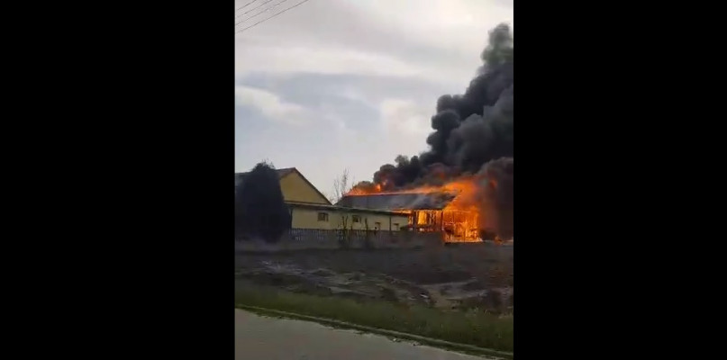 Ogień błyskawicznie strawił budynek Motoprzystani Moto Banit w Uniejowie.