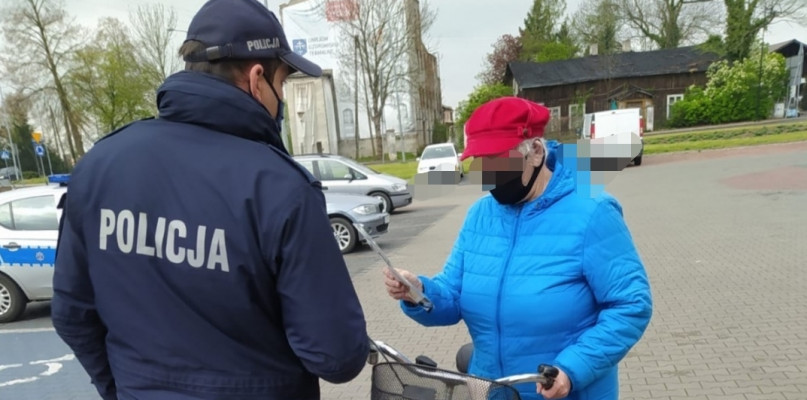 Maski rozdawane są przez policjantów również w Uniejowie. Fot. KPP Poddębice.
