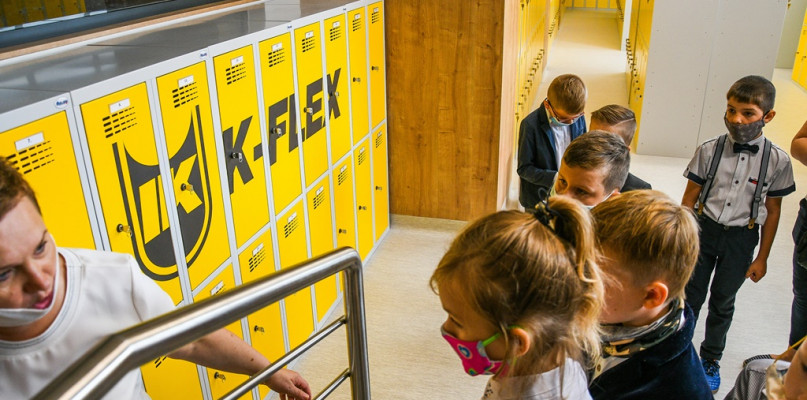 Pierwszaki odebrały kluczyki do swoich nowych szafek, które ufundowała firma K-Flex Polska.