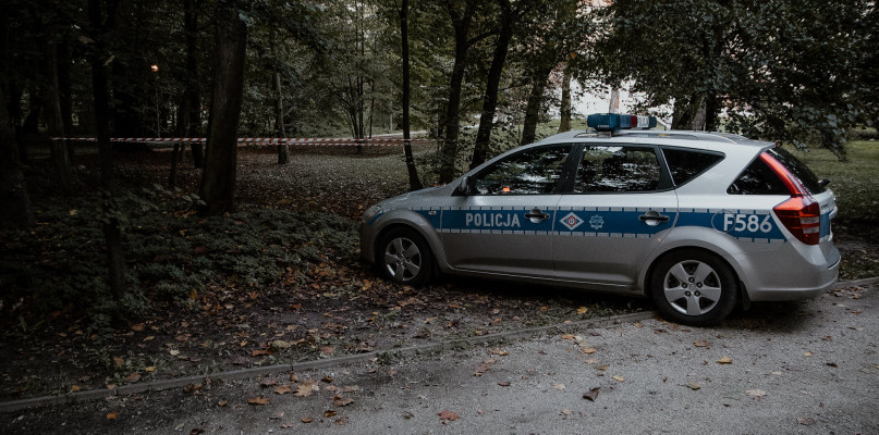 Od niedzieli patrole policji zabezpieczały miejsca, gdzie odnaleziono potencjalnie niebezpieczne przedmioty. Fot. uniejow.net.pl (wszelkie prawa zastrzezone)
