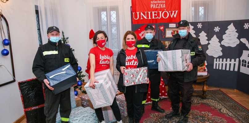 Na zdjęciu liderka i wolontariuszka Szlachetnej Paczki rejonu Uniejów oraz strażacy OSP w Wieleninie, którzy rozwożą paczki do rodzin.