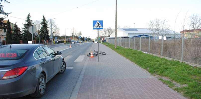 76-letnia rowerzystka wjechała wprost przed jadący w tym samym kierunku samochód osobowy. . źródło: KPP Poddębice