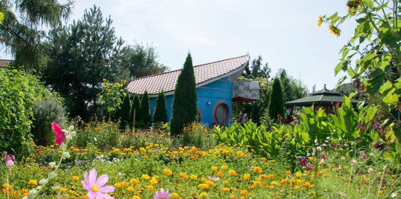 Na zdjęciu jeden z malowniczych ogrodów znajdujący sie na Rodzinnych Ogrodach Działkowych w Uniejowie. Zdjęcie archiwalne.