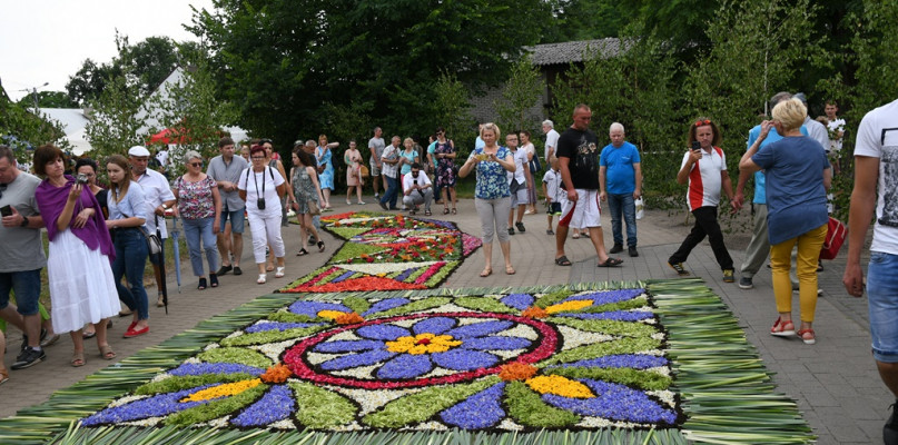 Boże Ciało w Spycimierzu. Co roku mieszkańcy układają na trasie procesji niezwykłe kwietne dywany. 