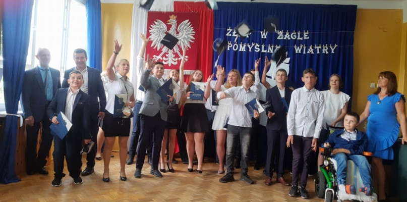 25 czerwca ósmoklasiści z Wilamowa pożegnali swoją podstawówkę. Fot. arch. SP w Wilamowie