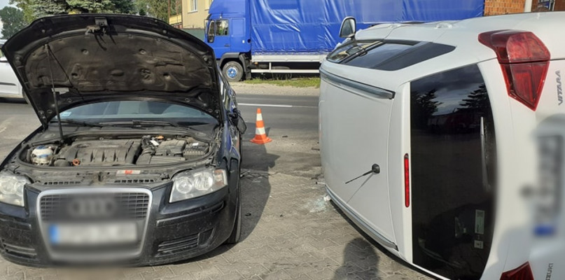 Wypadek w Uniejowie. Suzuki wylądowało na boku po zderzeniu z Audi