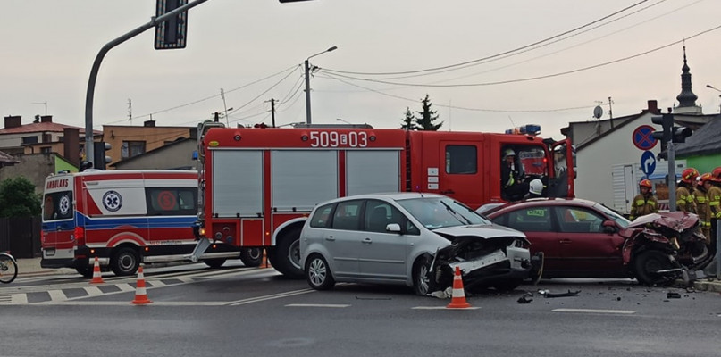 Do wypadku z udziałem dwóch samochodów osobowych doszło dzisiaj po godzinie 18. w Uniejowie. Fot. uniejow.net.pl