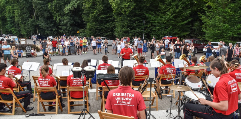 W niedzielne popołudnie 25 lipca uniejowska orkiestra dęta ZHP-OSP umilała czas turystom i mieszkańcom swoim koncertem
