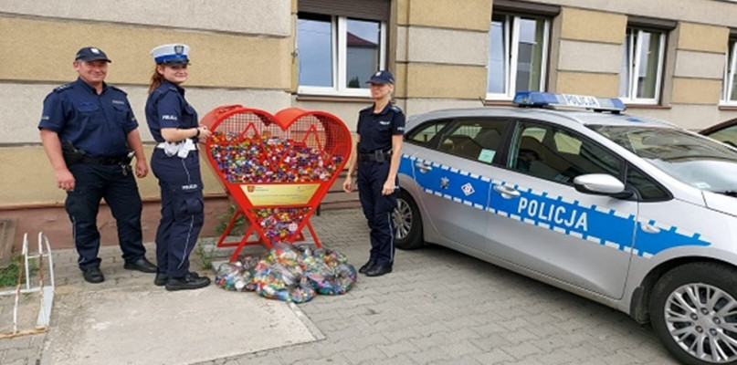 Policjanci i pracownicy poddębickiej komendy, po raz kolejny włączyli się do akcji zbierania plastikowych nakrętek, która ma na celu pomóc potrzebującym. . fot. KPP w Poddębicach