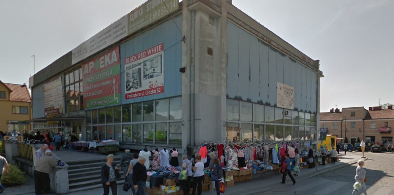 Kultowy poddębicki ,,handlowiec'' czeka rozbiórka. Fot. googlemaps