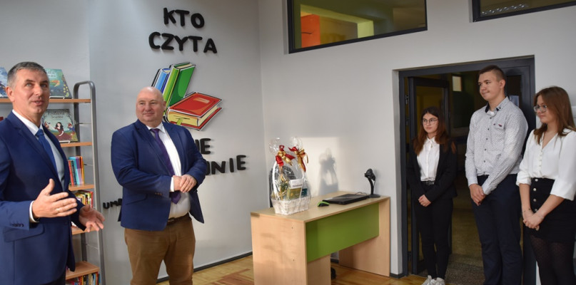 Dzień Edukacji Narodowej był okazją do złożenia szczególnych podziękowań na ręce Bartłomieja Gröbnera – dyrektora Zakładu K-FLEX w Wieleninie-Kolonii, który w całości sfinansował przedsięwzięcie. 14 października odwiedził on osobiście szkołę oraz odnowione pomieszczenia biblioteki. 