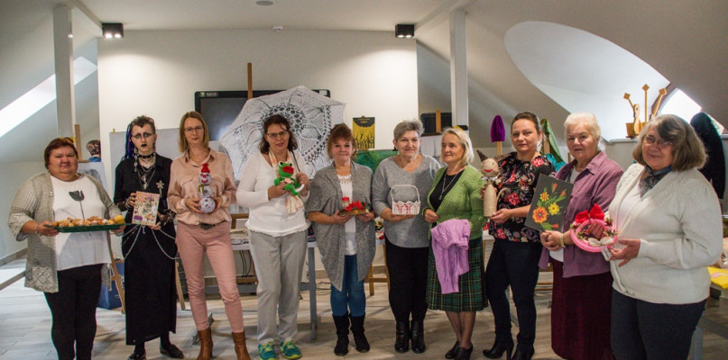 Panie z KGW w Wilamowie zaprezentowały swoje talenty podczas wystawy zorganizowanej w uniejowskiej bibliotece.