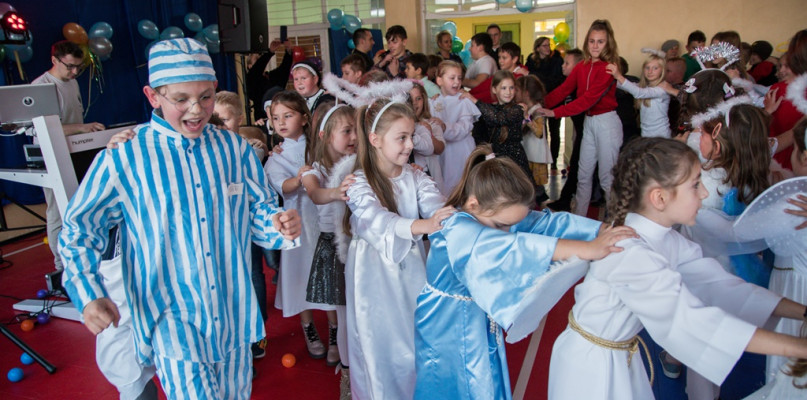 W Uniejowie, dzięki inicjatywie parafii od kilku lat organizowany jest Bal Wszystkich Świętych. W tym roku odbył się on już w piątek 29 października. 
