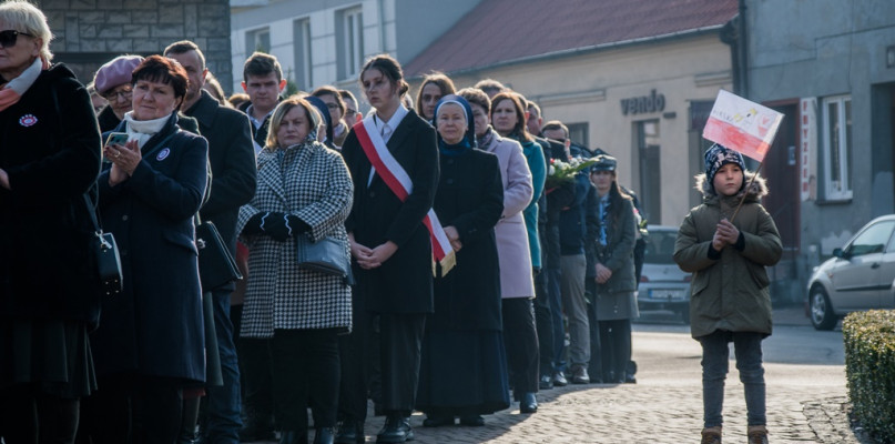 Gminne obchody 103. rocznicy odzyskania przez Polskę niepodległości odbyły się 11 listopada 2021 roku na rynku w Uniejowie.. Fot. Michał Kubacki