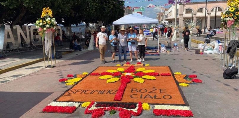  Spycimiersko-uniejowska delegacja stworzyła w Meksyku kwietny obraz przedstawiający logo stowarzyszenia – Krzyż i Hostię, wpisane w kwietne rozety niczym monstrancje.  źródło fot. UM w Uniejowie