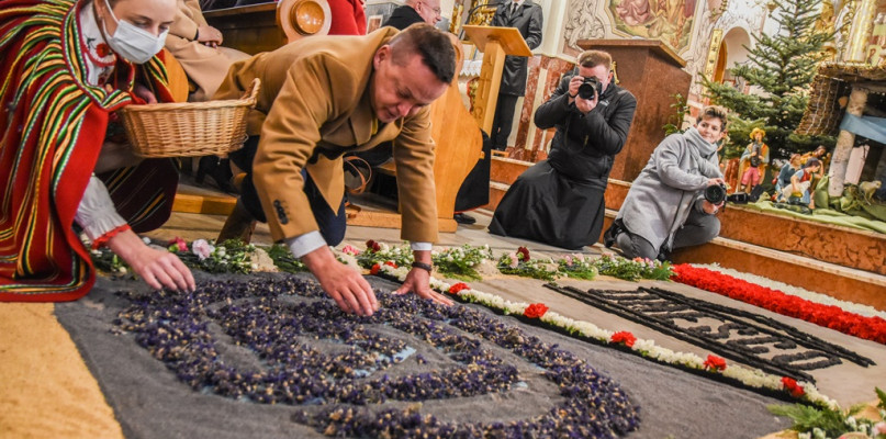 17 grudnia br. w Spycimierzu koło Uniejowa zorganizowano uroczystość upamiętniającą wpisanie tradycji dywanów kwiatowych na procesje Bożego Ciała na Reprezentatywną Listę Niematerialnego Dziedzictwa Kulturowego Ludzkości UNESCO. Na zdj. burmistrz Józef Kaczmarek kończy fragment kwiatowego dywanu.