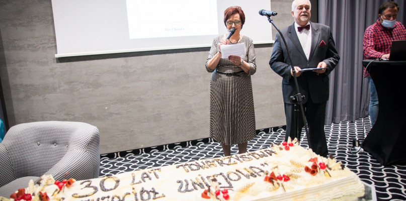 W niedzielę 19 grudnia br. odbyła się promocja książki, połączona z jubileuszem 30-lecia Towarzystwa Przyjaciół Uniejowa. Na zdjęciu obecna prezes TPU Urszula Urbaniak i Dariusz Piotrowski - pierwszy prezes towarzystwa.