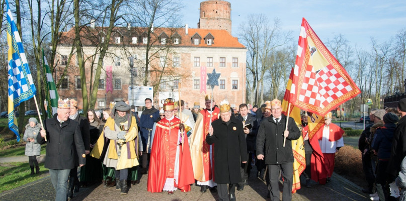 Po raz kolejny w Uniejowie zorganizowany zostanie w tym roku Orszak Trzech Króli. 6 stycznia 2021 roku orszaki odbywają się w kilkuset miejscowościach  w całej Polsce. Fot. archiwalne 