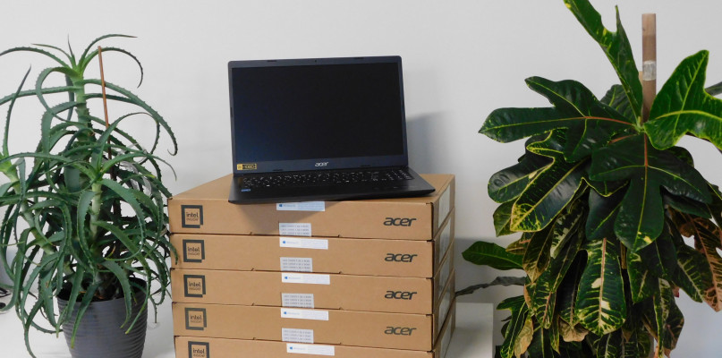 Biblioteka w Uniejowie z nowymi laptopami. To efekt dwóch projektów, w których brała udział