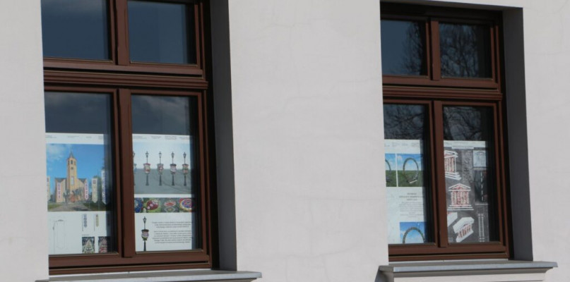 Prace studentów ASP można oglądać w czytelni, ale część jest wystawiona także w witrynach okiennych. Fot. UM w Uniejowie