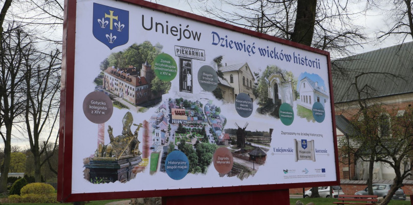 W Rynku Miejskim już można zaczytać się w treść tablicy informacyjnej o historii Uniejowa, której towarzyszy baner, obie plansze zamontowano w ubiegłym tygodniu.