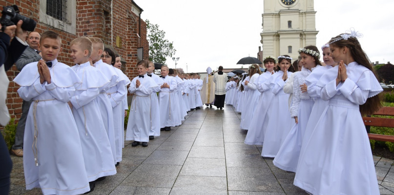 W niedzielę 22 maja 2022 roku w uniejowskiej kolegiacie miały miejsce uroczystości I Komunii Świętej.