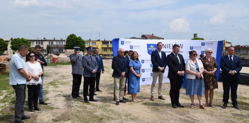roczystość wmurowania kamienia węgielnego pod budowę przedszkola integracyjnego w Uniejowie odbyła się 6 czerwca 2022 roku. 