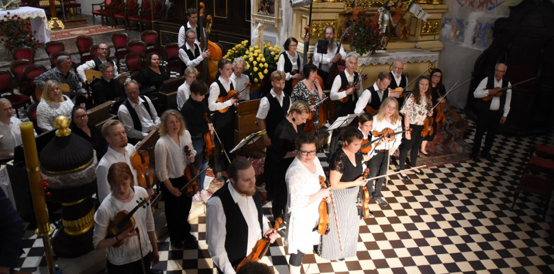 W kolegiacie w godzinnym koncercie zagrało 35 muzyków, w tym 20 grających na skrzypcach.
