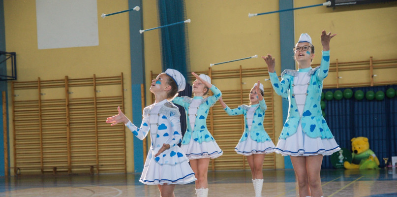 Mażoretki Driady Uniejów 22 czerwca 2022 roku w hali Szkoły Podstawowej w Uniejowie zakończyły występami kolejny sezon. Podczas środowej fiesty zaprezentowały 23 choreografie. Trenerką dziewcząt jest Oliwia Olczyk.