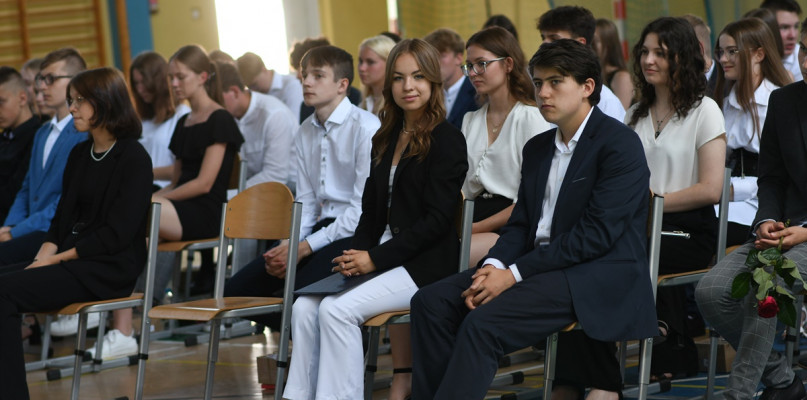 W piątek 24 czerwca 2022 roku odbyło się uroczyste zakończenie roku szkolnego 2021/2022 oraz pożegnanie absolwentów szkoły podstawowej w Uniejowie.