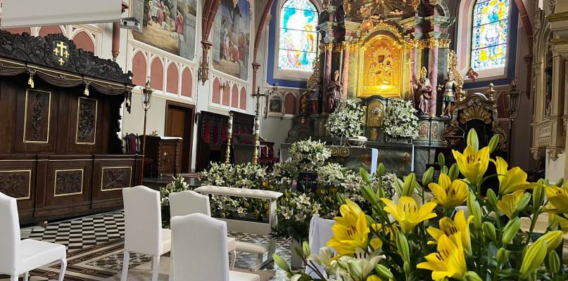 Liliowe dekoracje (z około tysiąca kwiatów) w kolegiacie Wniebowzięcia Najświętszej Marii Panny w Uniejowie przypominają, że w ten weekend po raz kolejny świętujemy Królestwo Lilii.