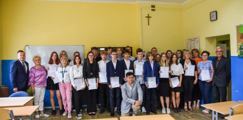W Uniejowie nagrody burmistrza otrzymało 29 uczniów ósmych klas.