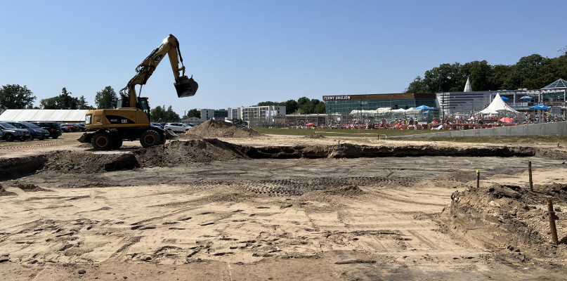 W Uniejowie trwa budowa boisk do plażowej Piłki siatkowej