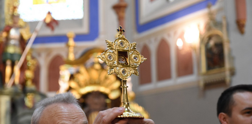 W maju br. do uniejowskiej  kolegiaty uroczyście wprowadzono relikwie św. Floriana w postaci kawałka kości. Zdjęcie arch.