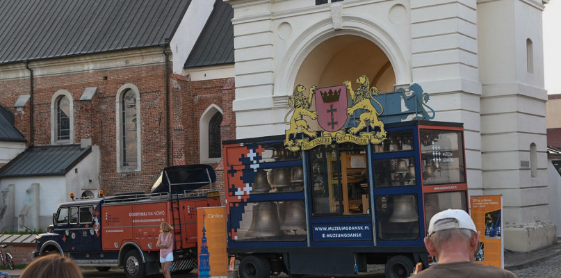 Carillon, który przez trzy dni będzie można zobaczyć i usłyszeć w Uniejowie jest instrumentem mobilnym. Zainstalowany został na przyczepie zabytkowej ciężarówki i składa się z 48 dzwonów ważących w sumie 4868 kg. Najcięższy z nich ma 845 kg. Zagrał na nim Wojciech Lauer.