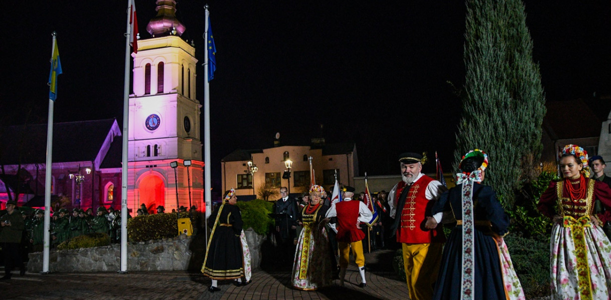 Gminne obchody 104. rocznicy odzyskania przez Polskę niepodległości odbyły się 11 listopada 2022 roku na rynku w Uniejowie.