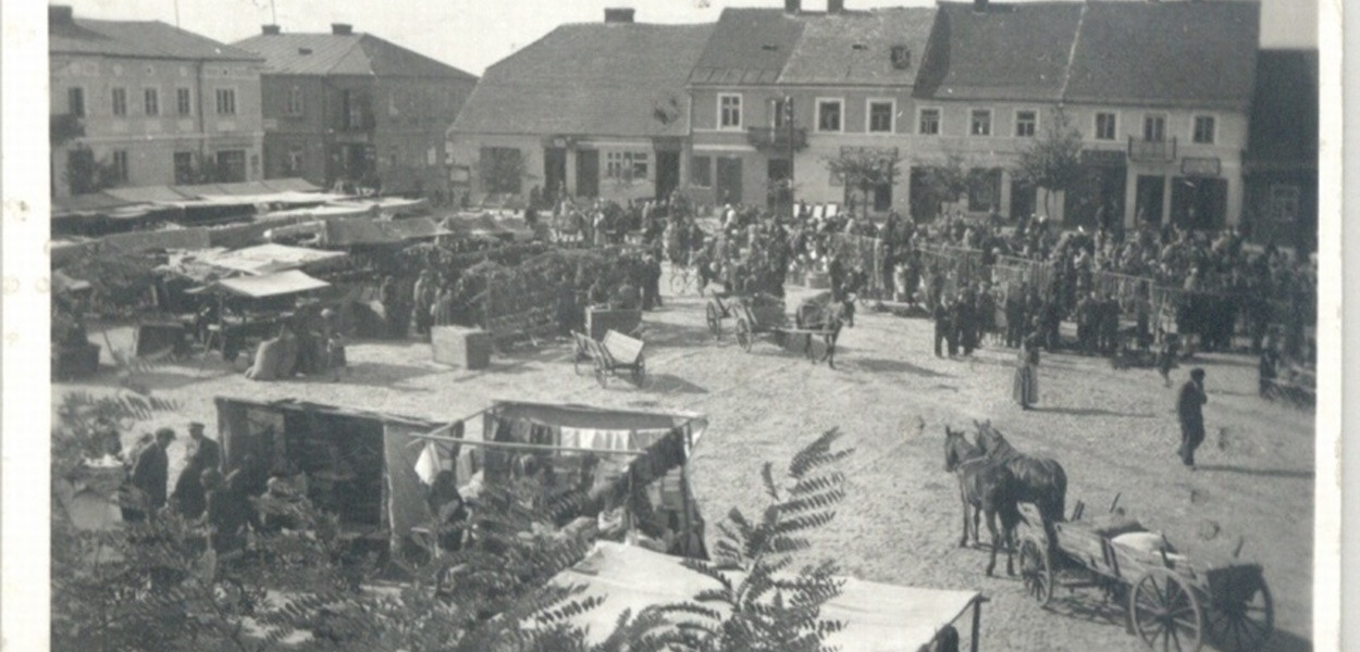 Rynek w dzień targowy w Uniejowie, czwartek, ok. 1934 r. Zdjęcie wykonano z okna szkoły (Jadwiga Kwaszewska). Ze zbiorów TPU.