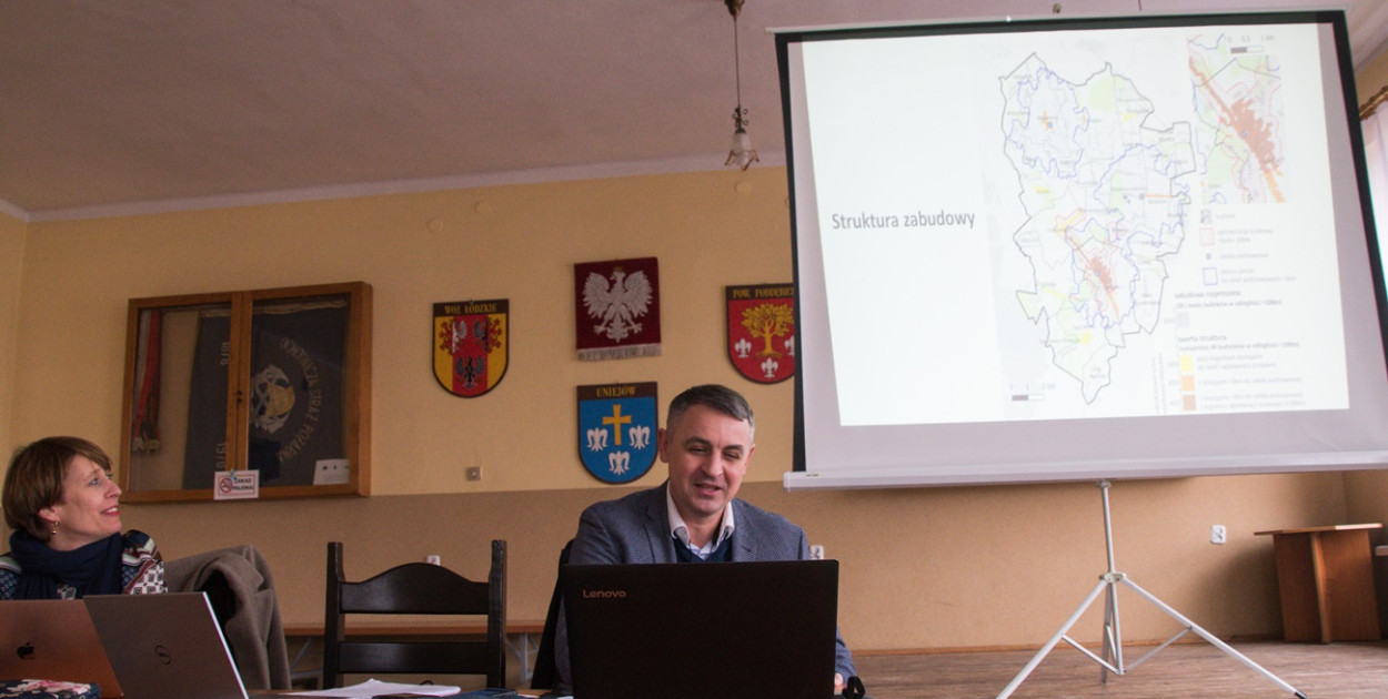 20 marca 2023 r. w siedzibie Ochotniczej Straży Pożarnej w Uniejowie przy ul. Bł. Bogumiła 13 odbyło się spotkanie konsultacyjne dla mieszkańców ws. przygotowywanej Strategii rozwoju Gminy Uniejów na lata 2023-2030, które poprowadzili Artur Stelmach z firmy Stelmach Consulting i Anna Krzyżanowska-Orlik z Regionalnego Centrum Kompetencji, którzy zajmują się opracowaniem dokumentu.