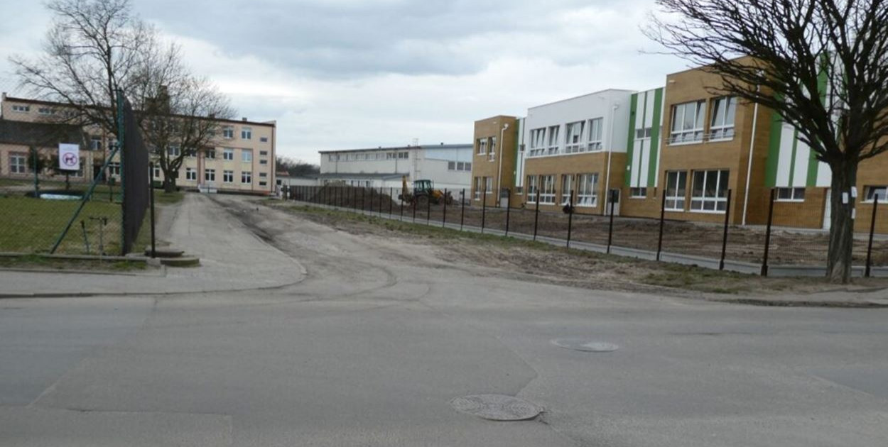 Już wkrótce droga sąsiadująca z powstającym przedszkolem integracyjnym, przejdzie generalny remont. Gmina Uniejów wybrała firmę, która złożyła najkorzystniejszą ofertą w przetargu na roboty budowlane i przeprowadzi roboty budowlane. fot. UM w Uniejowie.
