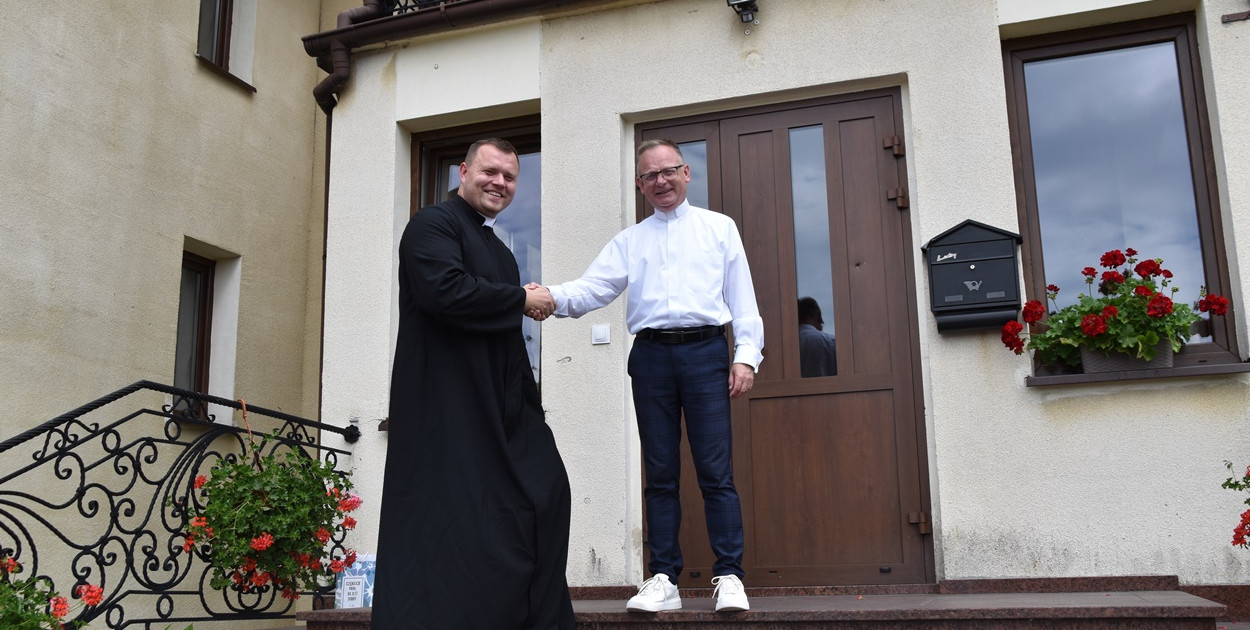 Ksiądz Jakub Wiśniewski przywitany został dzisiaj przez proboszcza ks. Infułata Andrzeja Ziemieśkiewicza.